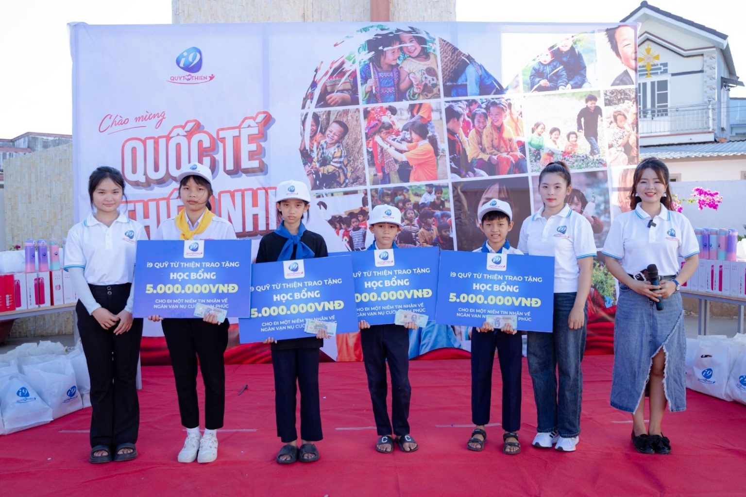 Hỗ trợ qua mạng xã hội