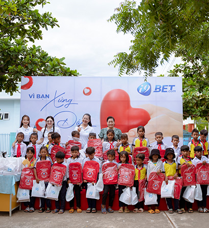 Người chơi đang áp dụng mẹo chơi baccarat an toàn và hiệu quả trên điện thoại, với không gian tập trung và chiến thuật